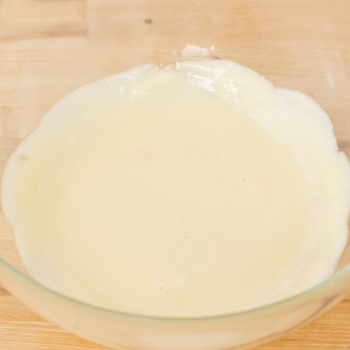 Melted white chocolate and margarine in a bowl.