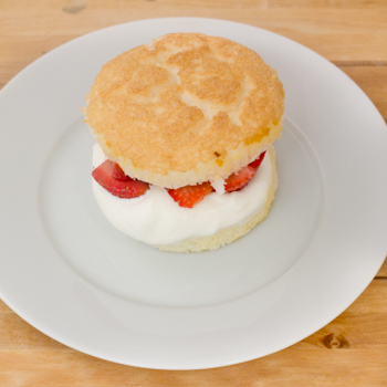 victoria sponge cake assembled.